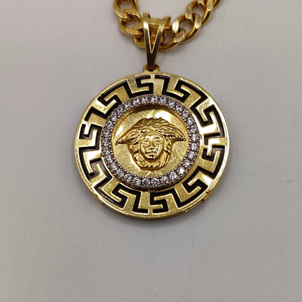 Medalla Redonda con Logo Estilo Versace, Circonitas alrededor y Medusa en Relieve en el Centro