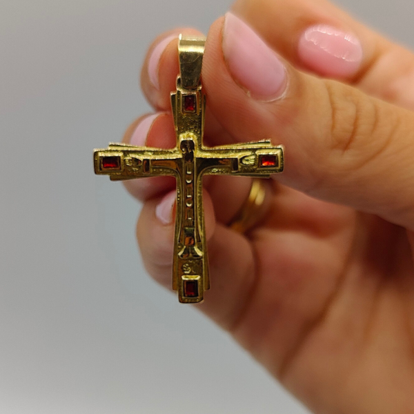Cruz con la figura de jesús grabada