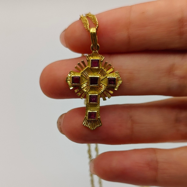 Cruz de Oro de 18K con Rubíes