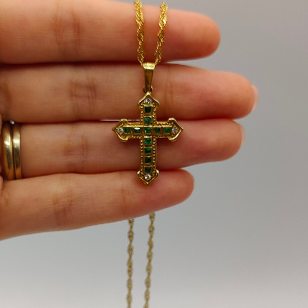 Cruz de Oro de 18K con Diamantes y Esmeraldas