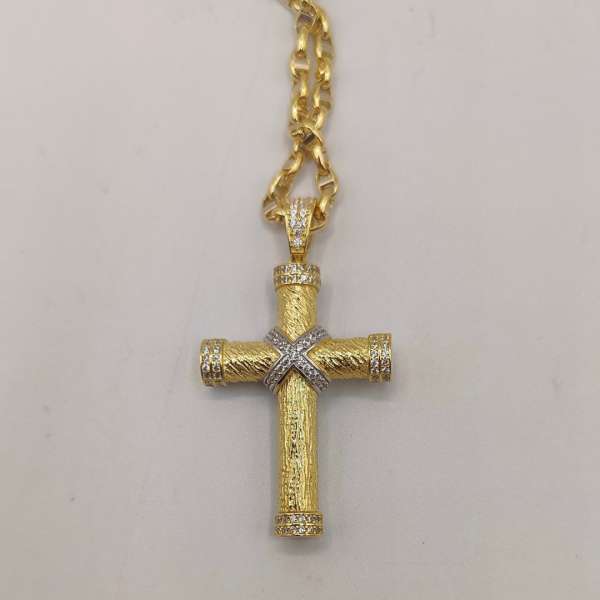 Colgante cruz en oro de 18 k con detalles de circonitas