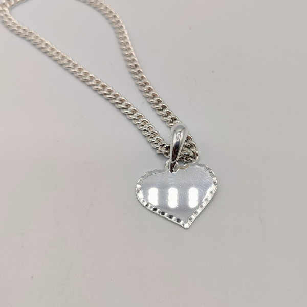 Colgante Corazón de Plata con Detalle en los Bordes