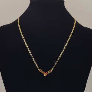 Collar cadena barbada con colgante con zafiros rubís y esmeraldas de intercaladas con un diamante en el centro