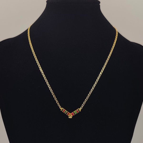 Collar cadena barbada con colgante con zafiros rubís y esmeraldas de intercaladas con un diamante en el centro