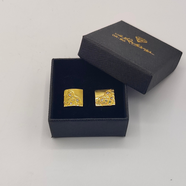 Pendientes Cuadrados de Oro de 18k con Trama Grabada y Diamantes