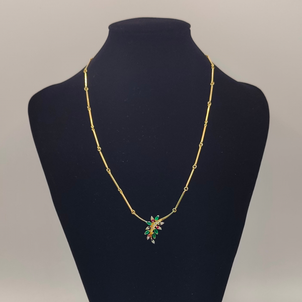 Colgante oro de 18 k con hoja con diamantes, rubís, esmeraldas y zafiros