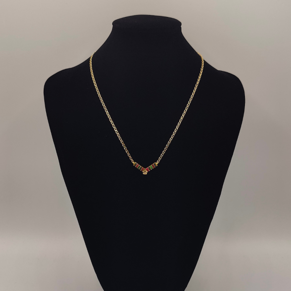 Collar cadena barbada con colgante con zafiros rubís y esmeraldas de intercaladas con un diamante en el centro