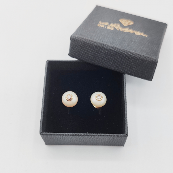 Pendientes de Perla con Diamante y Cierre en Oro de 18 Quilates