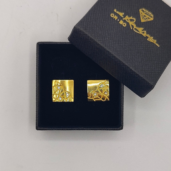 Pendientes Cuadrados de Oro de 18k con Trama Grabada y Diamantes