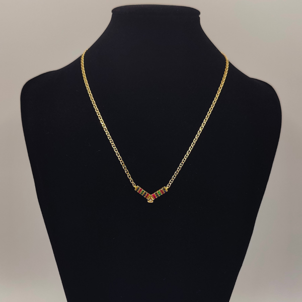 Collar cadena barbada con colgante con zafiros rubís y esmeraldas de intercaladas con un diamante en el centro