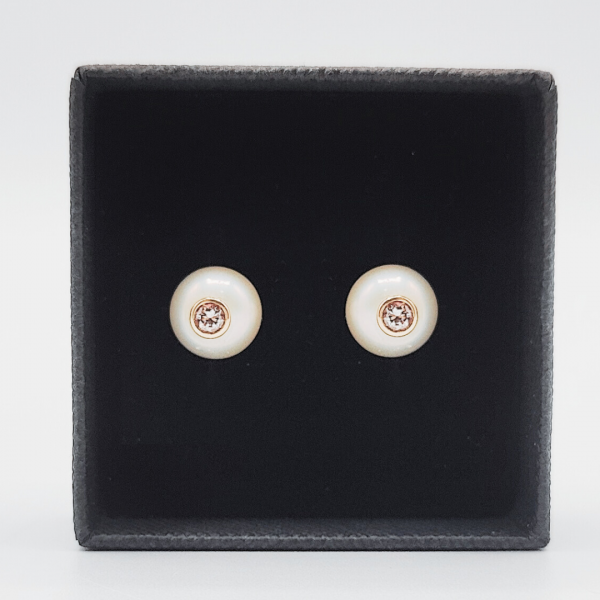 Pendientes de Perla con Diamante y Cierre en Oro de 18 Quilates