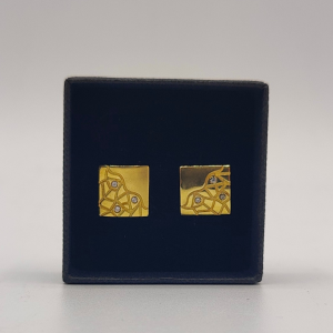 Pendientes Cuadrados de Oro de 18k con Trama Grabada y Diamantes