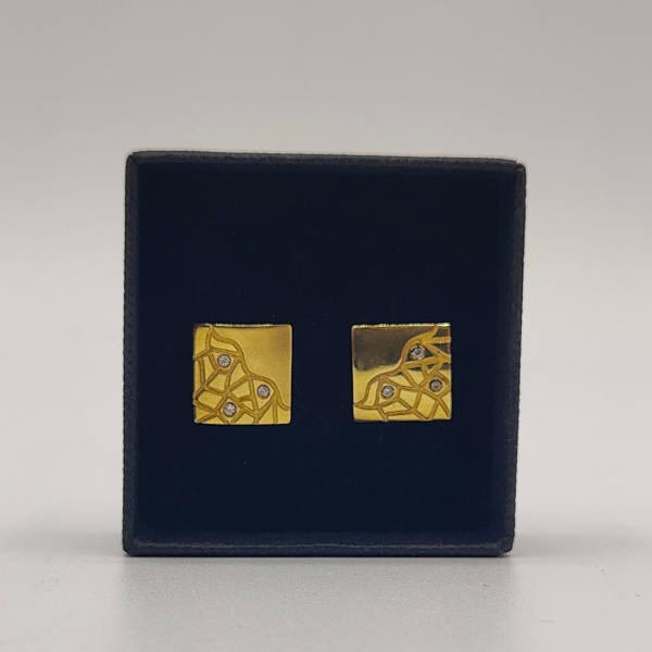 Pendientes Cuadrados de Oro de 18k con Trama Grabada y Diamantes