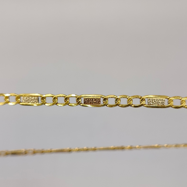 Cadena Fígaro 60 cm 4 mm con eslabones centrales con texturas convinando el oro rosa, el oro dorado y el oro blanco. Oro de 18 k REF: Ca68