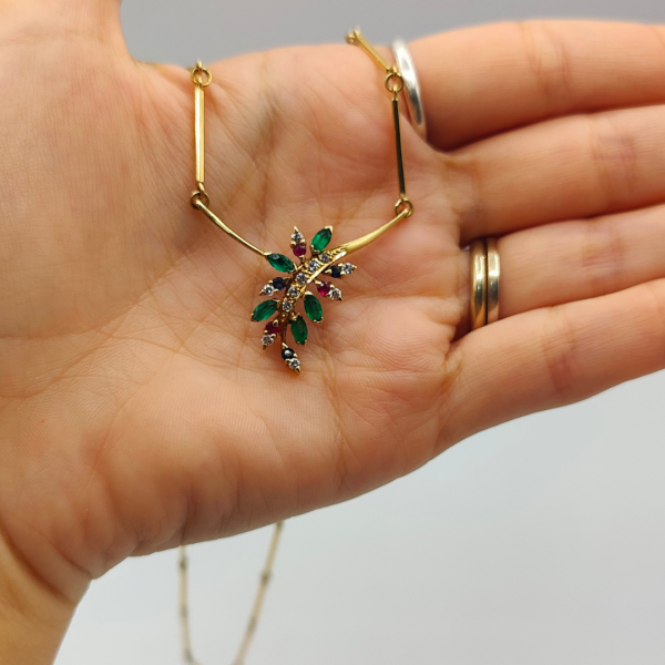 Colgante oro de 18 k con hoja con diamantes, rubís, esmeraldas y zafiros