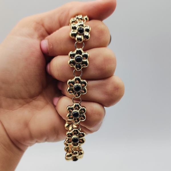 Pulsera flores con el centro en esmalte negro