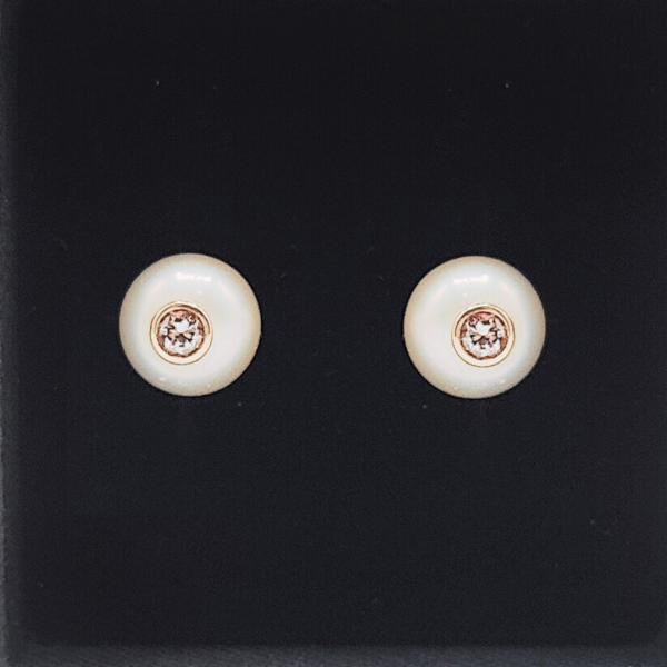 Pendientes de Perla con Diamante y Cierre en Oro de 18 Quilates