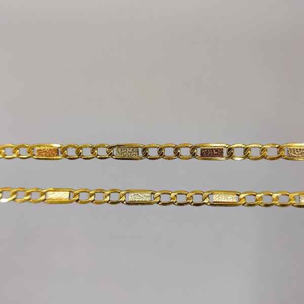Cadena Fígaro 60 cm 4 mm con eslabones centrales con texturas convinando el oro rosa, el oro dorado y el oro blanco. Oro de 18 k REF: Ca68