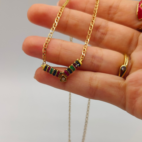 Collar cadena barbada con colgante con zafiros rubís y esmeraldas de intercaladas con un diamante en el centro