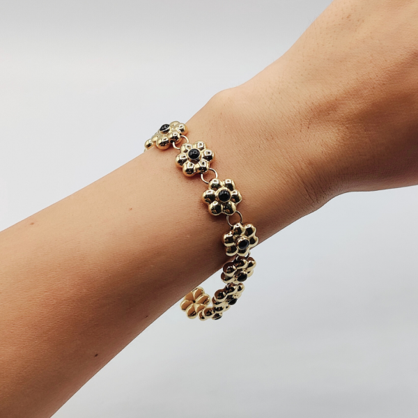 Pulsera flores con el centro en esmalte negro