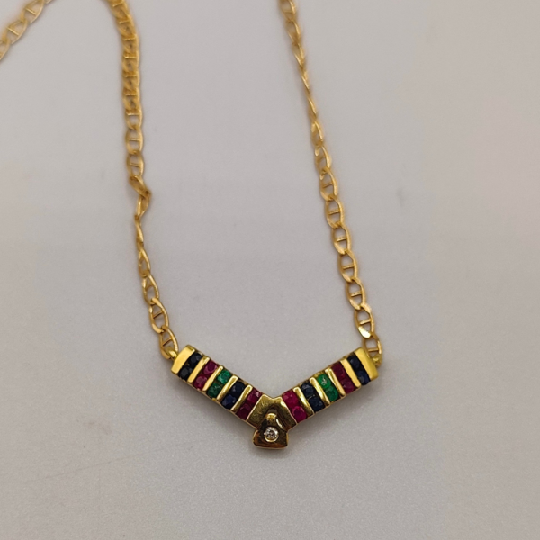 Collar cadena barbada con colgante con zafiros rubís y esmeraldas de intercaladas con un diamante en el centro