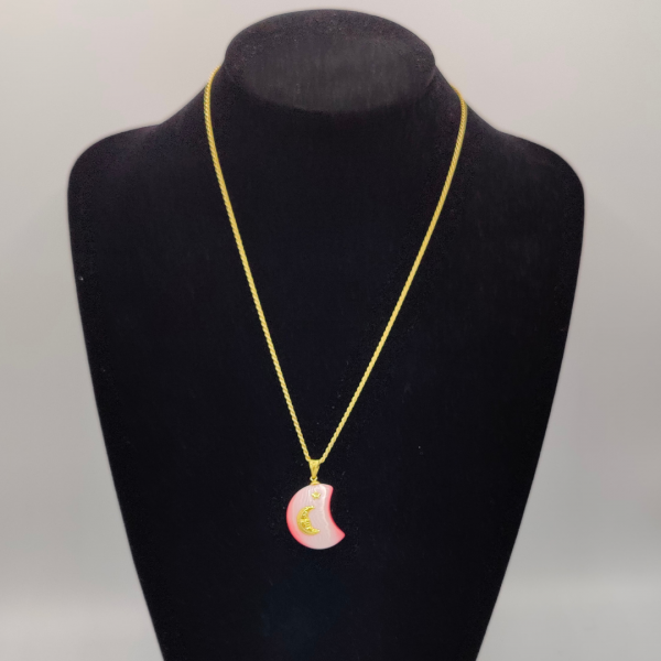 Colgante de cuarzo rosa en forma de luna con una luna una estrella de oro de 18 k engastado REF:C280