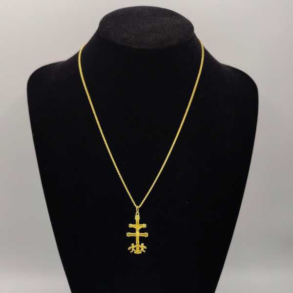 Colgante cruz de caravaca con jesus y dos angeles a los costados, la palabra INRI grabada oro de 18 k REF: CG195