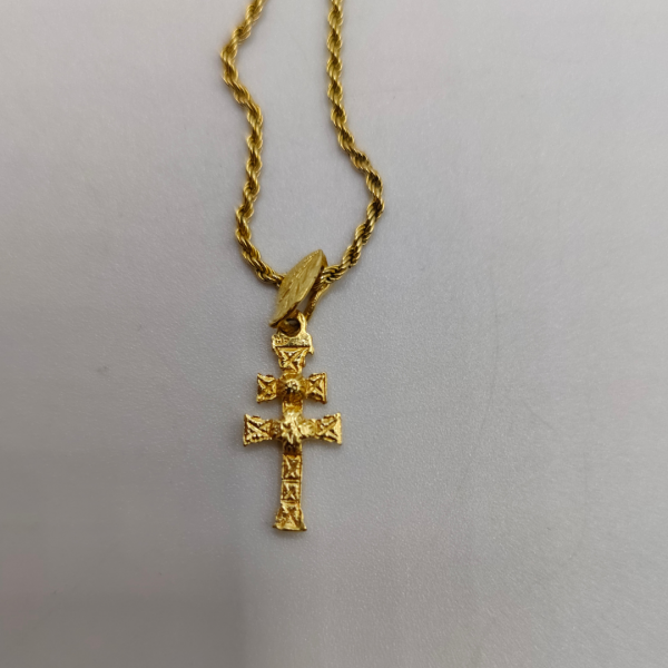 Colgante de cruz de caravaca con la palabra inri escrita 18 k REF: CG170