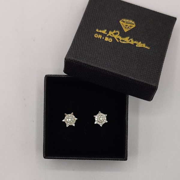 pendiente rosetón oro blanco 18 k con diamantitos