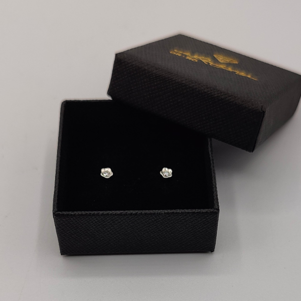 Florecita con circonita en medio de oro blanco 18 k
