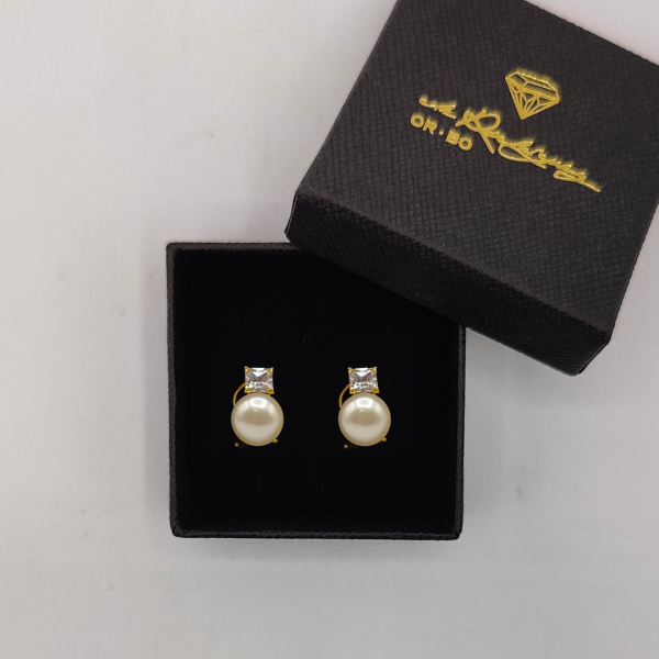 Pendiente con Perla Colgada de una Circonita Cuadrada en Oro de 18K