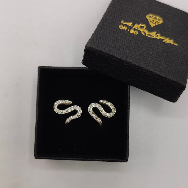 Pendiente en Forma de S Recubierto de Circonitas en Oro Blanco de 18K