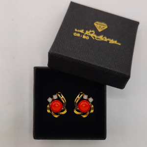 Pendiente Estilo Botón con Coral Natural y Estructura Floral en Oro de 18K