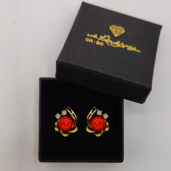 Pendiente Estilo Botón con Coral Natural y Estructura Floral en Oro de 18K