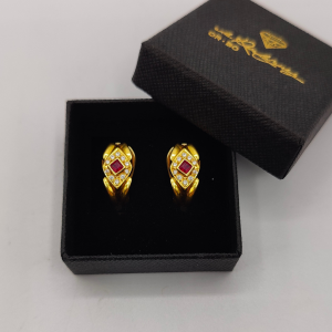Pendientes con Rubí en Forma de Rombo en el Centro y Diamantes en Oro de 18K