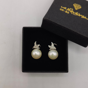 Pendiente con Perla Suspendida en un Pájaro de Oro Blanco de 18K y Recubrimiento de Diamantes
