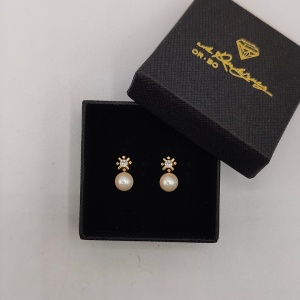 Pendiente de Perla Sugerida con Diamante y Oro de 18K