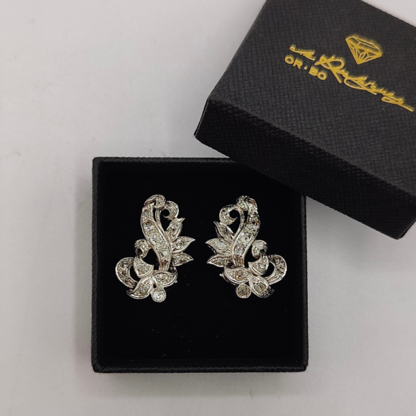 Pendiente de Oro Blanco de 18K en Forma de Flor Recubierto de Diamantes