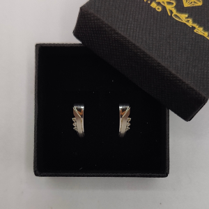 Pendiente de Oro Blanco de 18K con Tres Circonitas