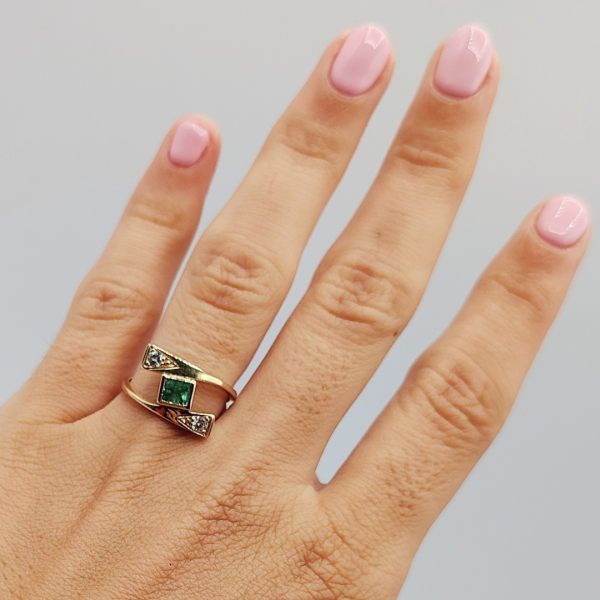 Anillo en Oro de 18k con Diamantes y Esmeralda
