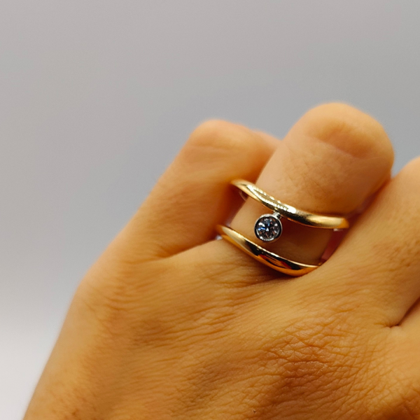 Anillo Solitario en Oro de 18k con Diamante de 60 mm