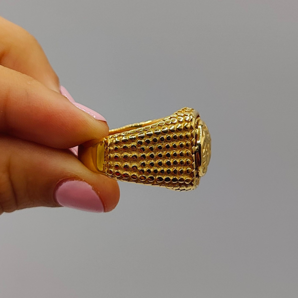 Anillo sello estilo versace de oro de 18 k