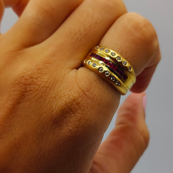 Anillo hilera de rubís con hilera de diamantes arriba y abajo