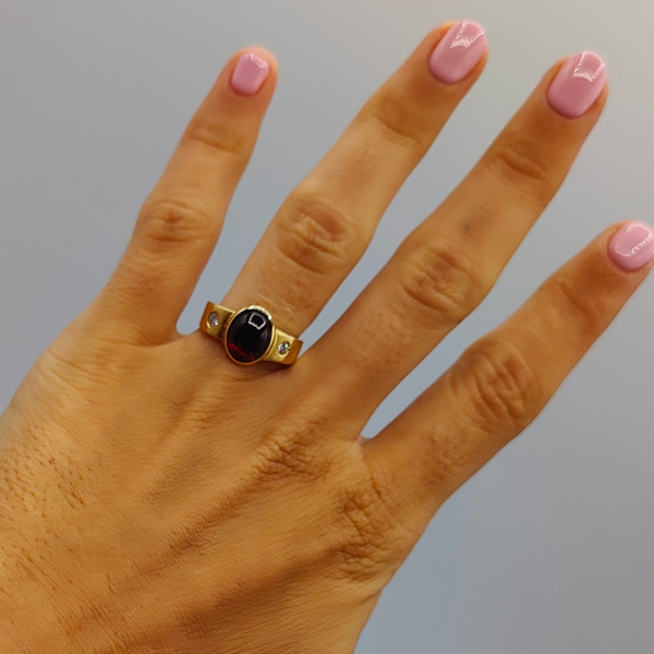 Anillo con rubí y diamantes de oro de 18 k