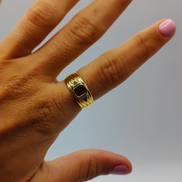 Anillo con rubí en el medio cuadrado y a los lados dos diamantes de oro de 18 k