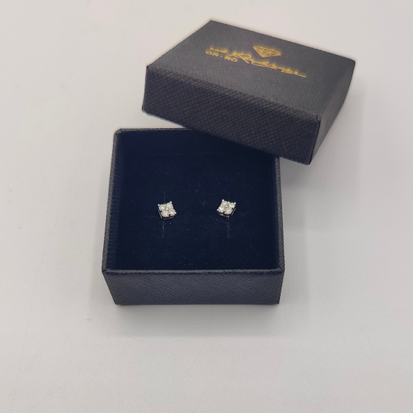 Pendiente cuadrado con 4 diamantes cada uno de oro blanco 18 k