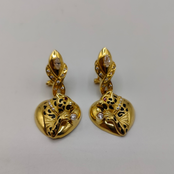 Pendientes colgando corazón con leopardo