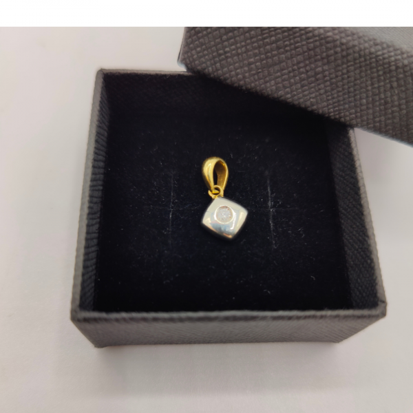 Colgante rombo en oro 18 k blanvo con diamante en el centro la parte de colgar en oro doradoREF: CG34