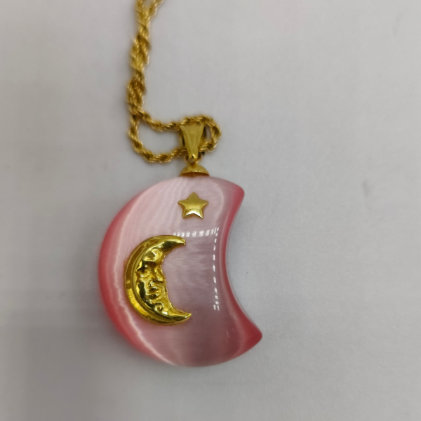 Colgante de cuarzo rosa en forma de luna con una luna una estrella de oro de 18 k engastado REF:C280