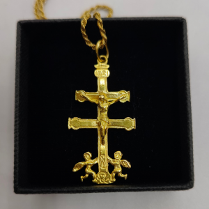 Colgante cruz de caravaca con jesus y dos angeles a los costados, la palabra INRI grabada oro de 18 k REF: CG195